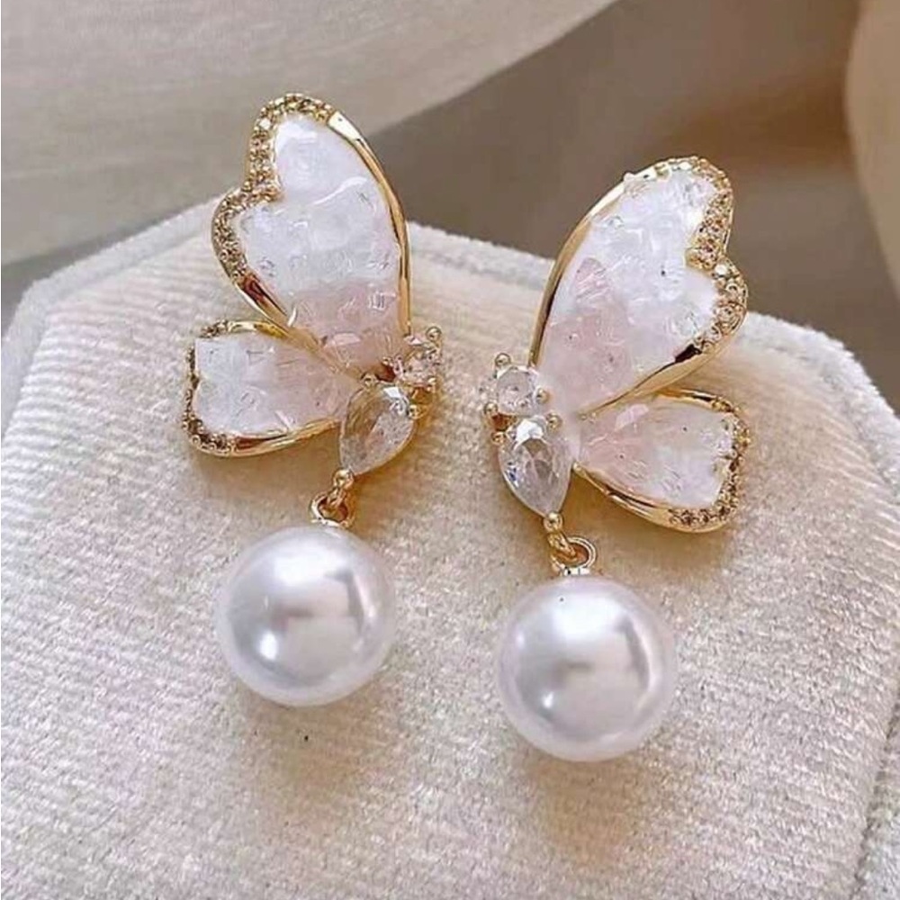 Elegant Butterfly Pearl Earrings R306